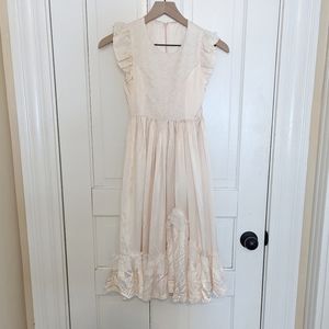 Vintage cream colored ling dress with lace detail size 10